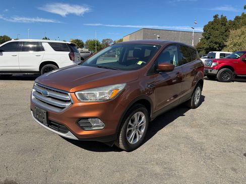 Used 2017 Ford Escape SE FWD image 1