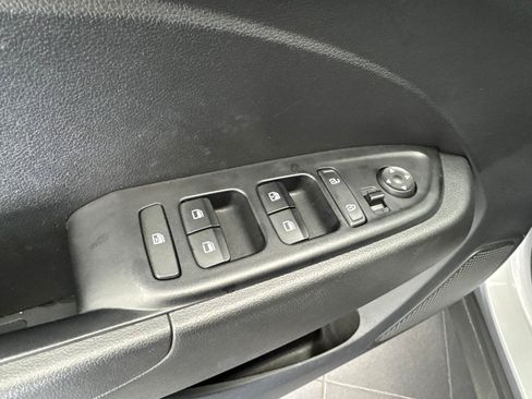 Used 2025 Hyundai Venue SEL FWD image 37