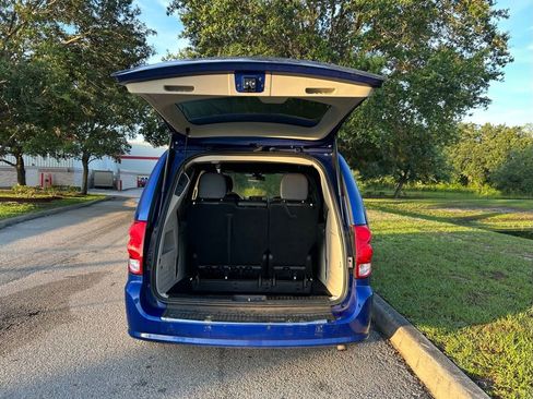Used 2020 Dodge Grand Caravan SXT FWD image 11