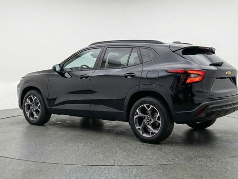 Used 2025 Chevrolet Trax LT FWD image 6