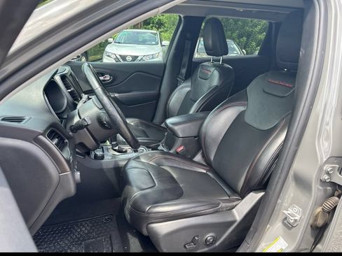 Used 2019 Jeep Cherokee Trailhawk w/ Comfort/Convenience Group AWD/4WD image 9
