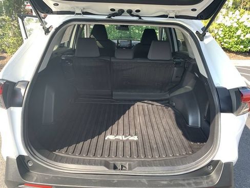 Used 2021 Toyota RAV4 XLE AWD/4WD image 32