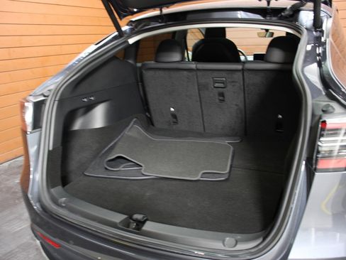 Used 2022 Tesla Model Y Long Range image 18