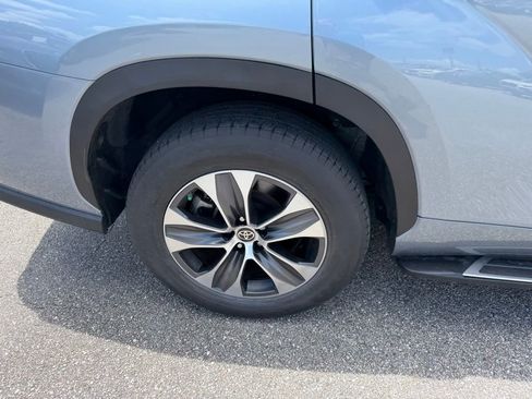 Used 2023 Toyota Highlander XLE FWD image 5