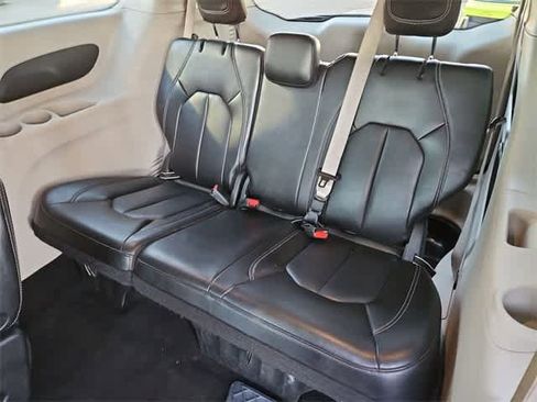 Used 2023 Chrysler Pacifica Touring-L image 36