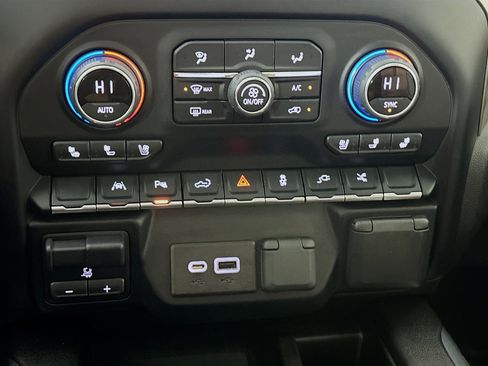 Used 2022 Chevrolet Silverado 1500 High Country w/ Technology Package image 16