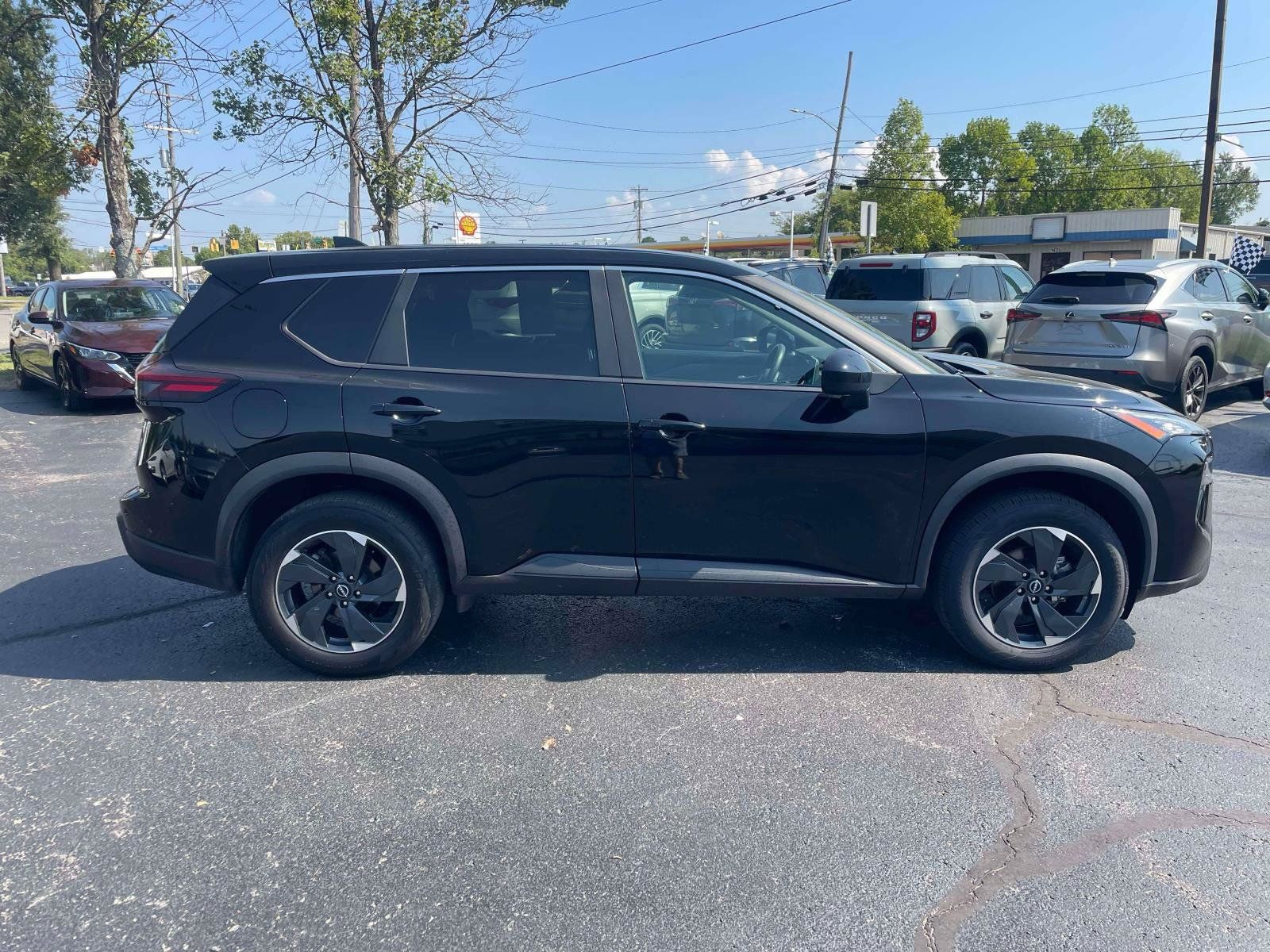 Used 2024 Nissan Rogue SV AWD/4WD image 9