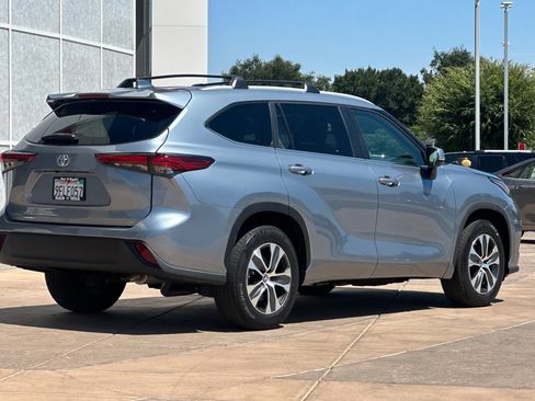 Used 2023 Toyota Highlander XLE FWD image 4