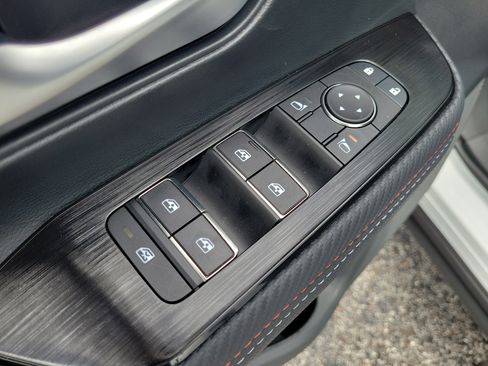 Certified 2025 Nissan Kicks SR FWD image 11
