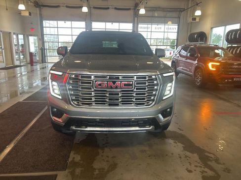 Used 2025 GMC Yukon Denali w/ Sun & Power Step Package image 2