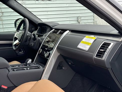 New 2025 Land Rover Discovery Dynamic SE image 10