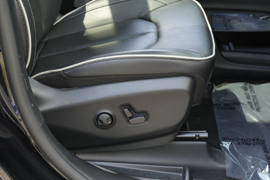 Used 2025 Chrysler Pacifica Limited FWD image 32