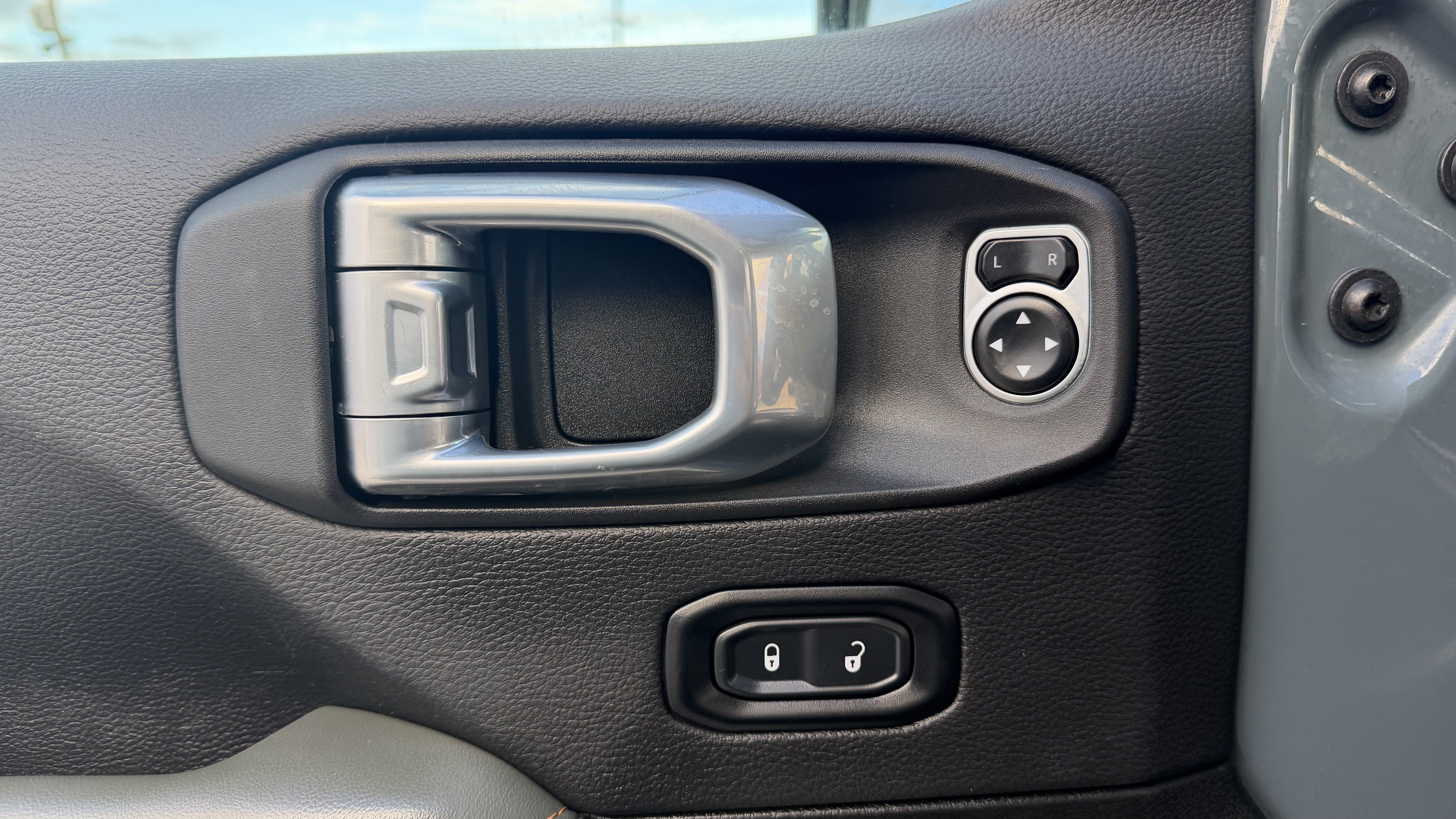Used 2024 Jeep Gladiator Mojave AWD/4WD image 18