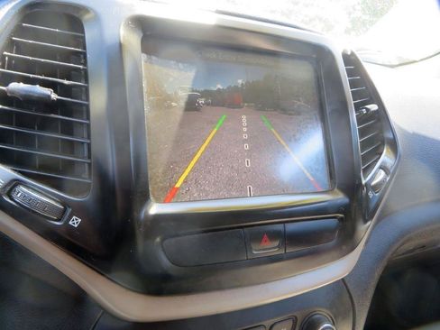 Used 2017 Jeep Cherokee Latitude w/ Safety/Convenience Group FWD image 19
