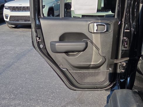 Used 2024 Jeep Wrangler Unlimited AWD/4WD image 22