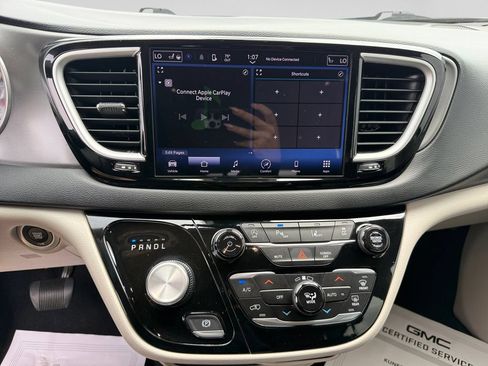 Used 2023 Chrysler Pacifica Touring-L FWD image 25