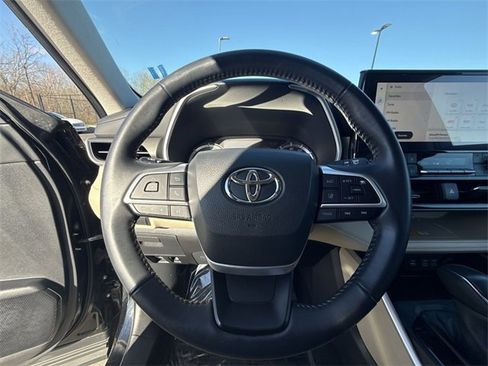 Used 2024 Toyota Highlander XLE image 14
