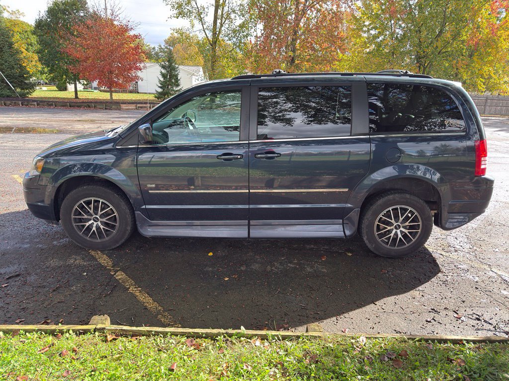 Used 2009 Chrysler Town & Country Touring FWD image 12