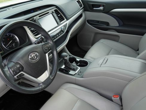 Used 2017 Toyota Highlander XLE AWD/4WD image 6