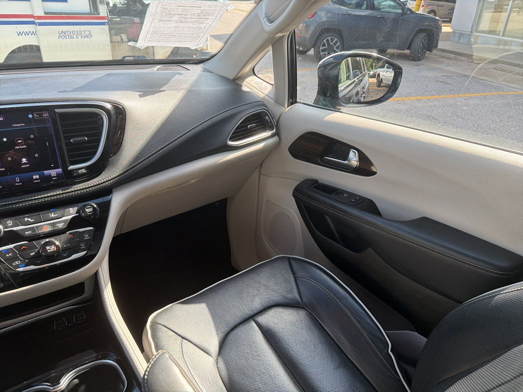 Used 2023 Chrysler Pacifica Limited FWD image 23