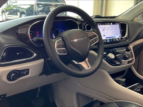 Used 2023 Chrysler Pacifica Limited FWD image 4