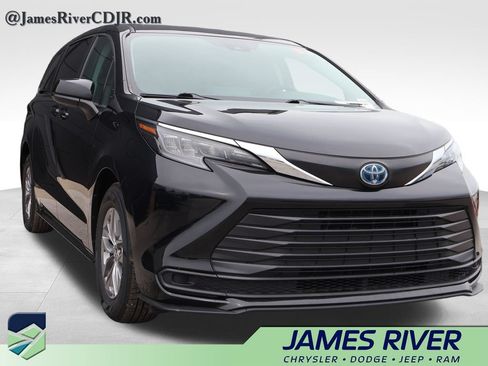 Used 2024 Toyota Sienna LE FWD image 6