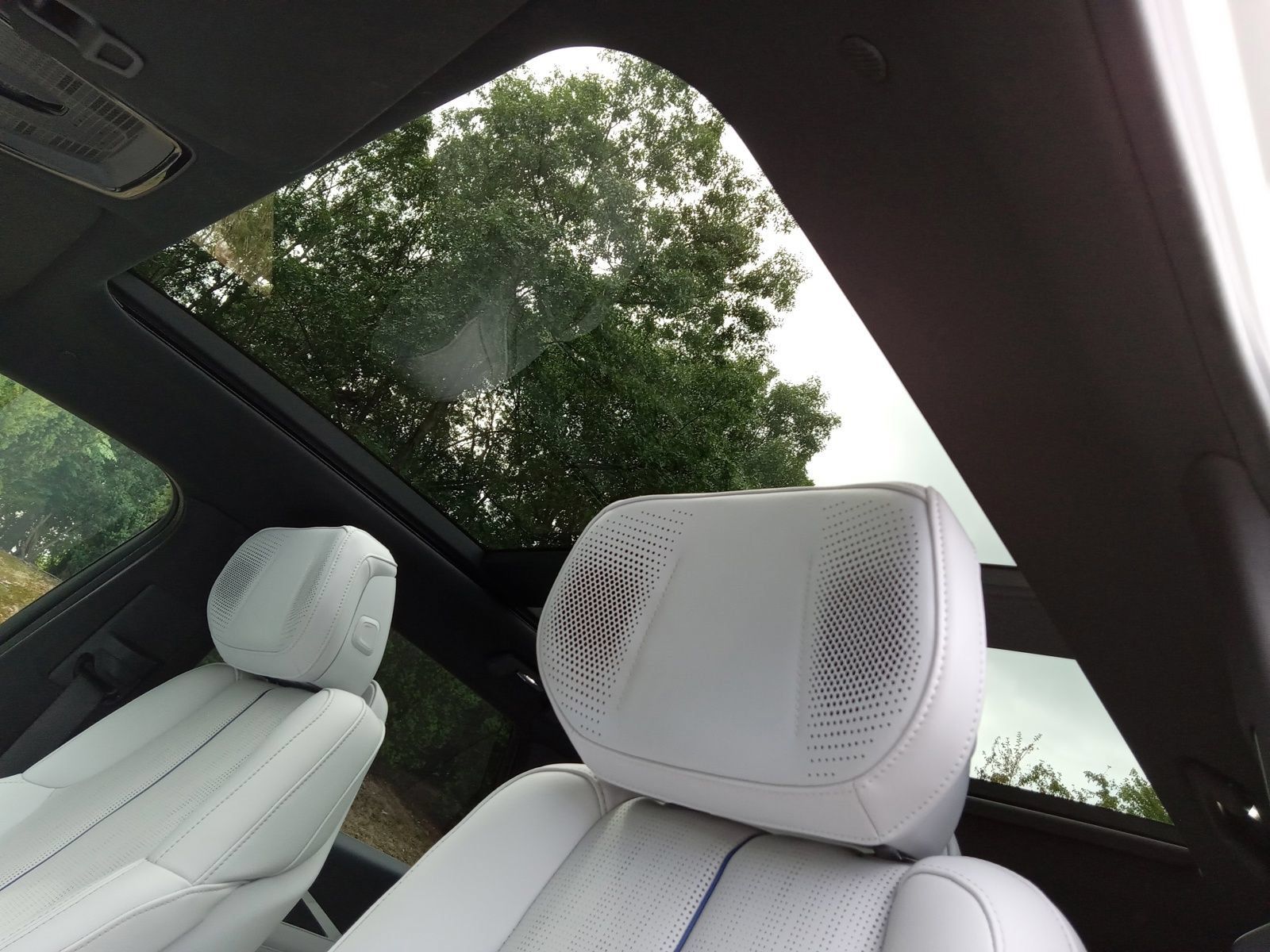 Used 2024 Cadillac Lyriq Luxury w/ LPO, Floor Liner Package AWD/4WD image 12