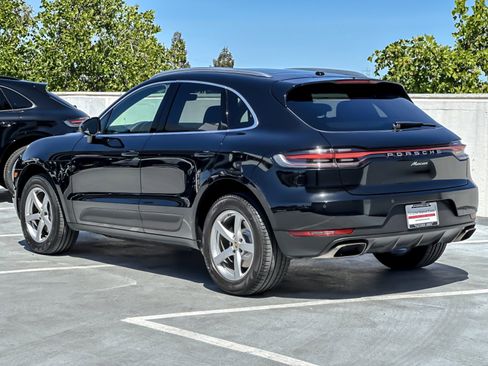Certified 2021 Porsche Macan image 3