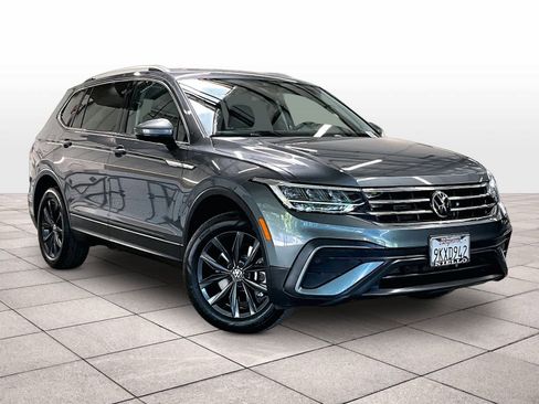 Used 2024 Volkswagen Tiguan SE FWD image 2