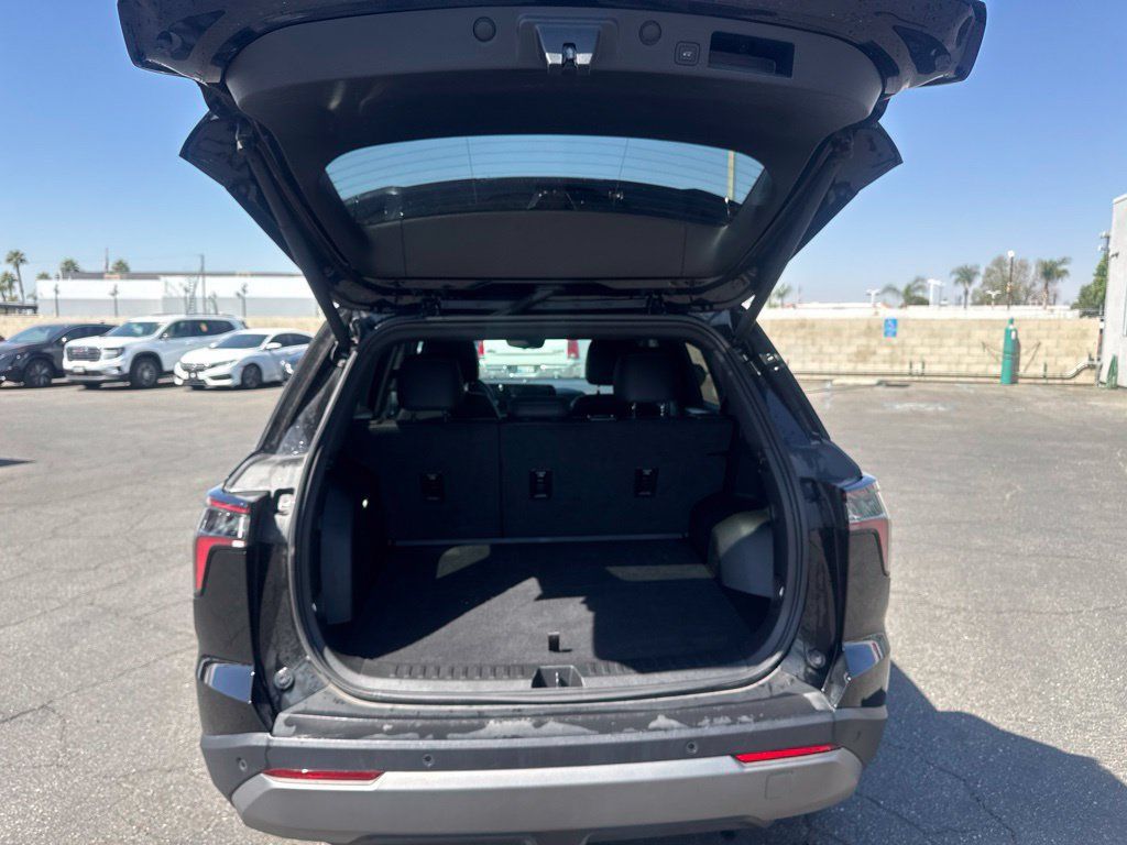 Used 2025 Chevrolet Equinox LT w/ Convenience Package II FWD image 11