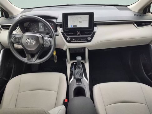 Used 2025 Toyota Corolla Cross L FWD image 9