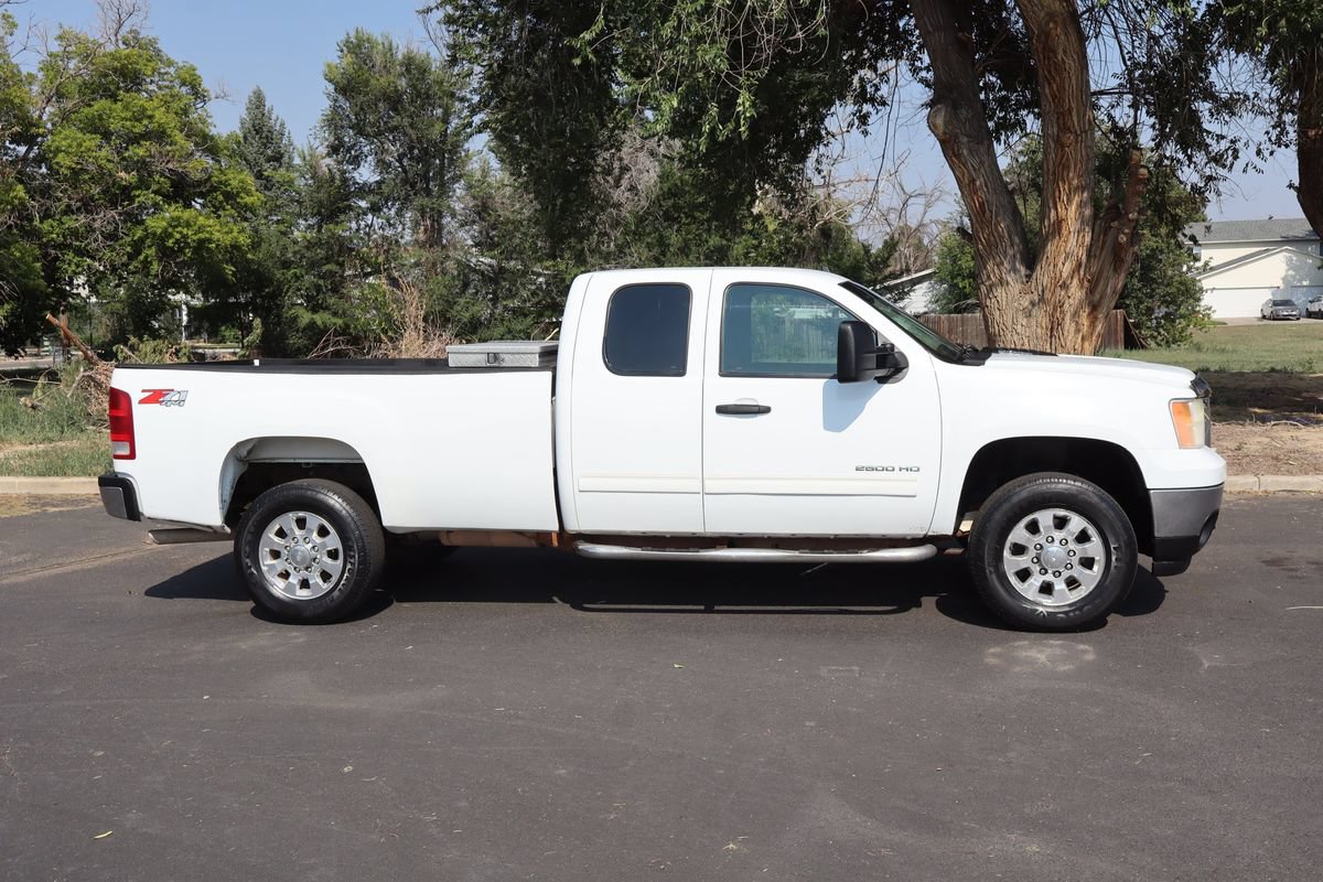 Used 2011 GMC Sierra 2500 SLE w/ Suspension Package, Off-Road AWD/4WD image 3