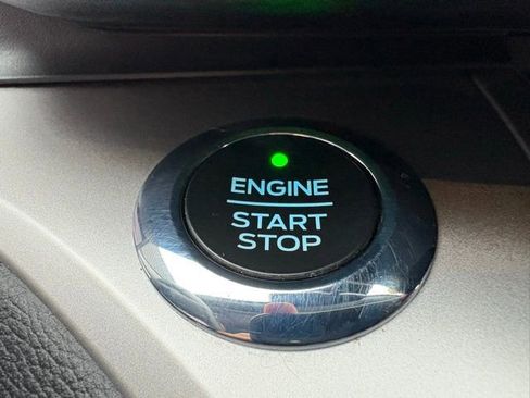 Used 2021 Ford Explorer XLT image 23