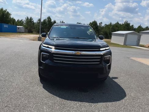 Used 2025 Chevrolet Traverse LT image 3