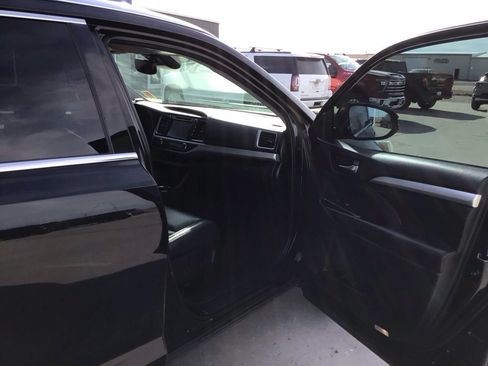 Used 2019 Toyota Highlander XLE image 16