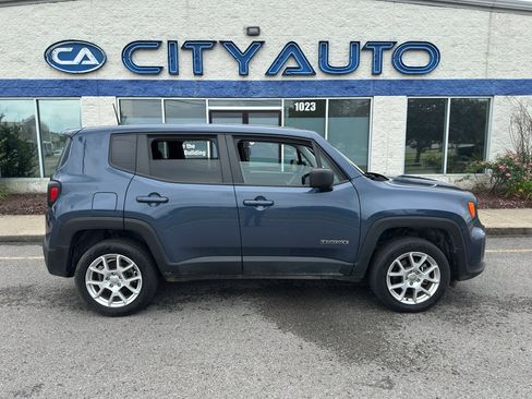Used 2023 Jeep Renegade Latitude AWD/4WD image 3