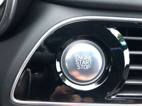 Used 2023 Genesis G70 2.0T image 13