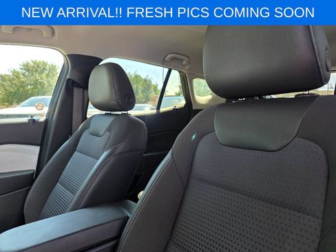 Used 2025 Chevrolet Trax LT w/ LT Convenience Package FWD image 9