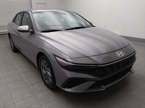 Used 2025 Hyundai Elantra Hybrid FWD image 13