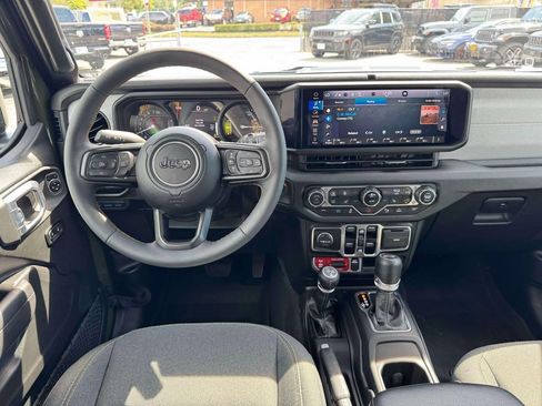 Used 2024 Jeep Wrangler Unlimited AWD/4WD image 17