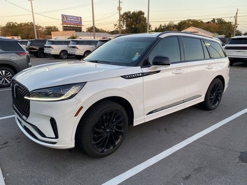 Used 2025 Lincoln Aviator Reserve w/ Jet Appearance Package image 2