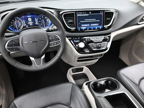 Used 2024 Chrysler Pacifica Touring-L FWD image 17