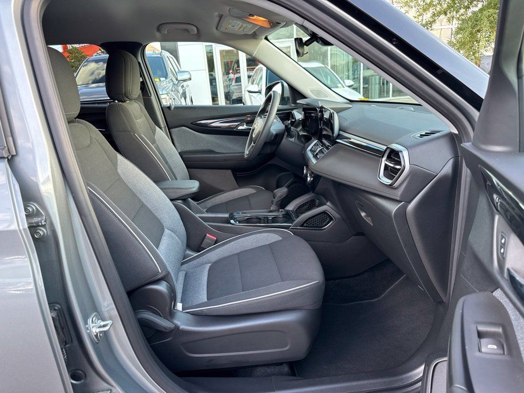 Used 2025 Chevrolet TrailBlazer LT AWD/4WD image 18