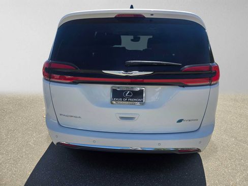 Used 2024 Chrysler Pacifica Limited FWD image 4