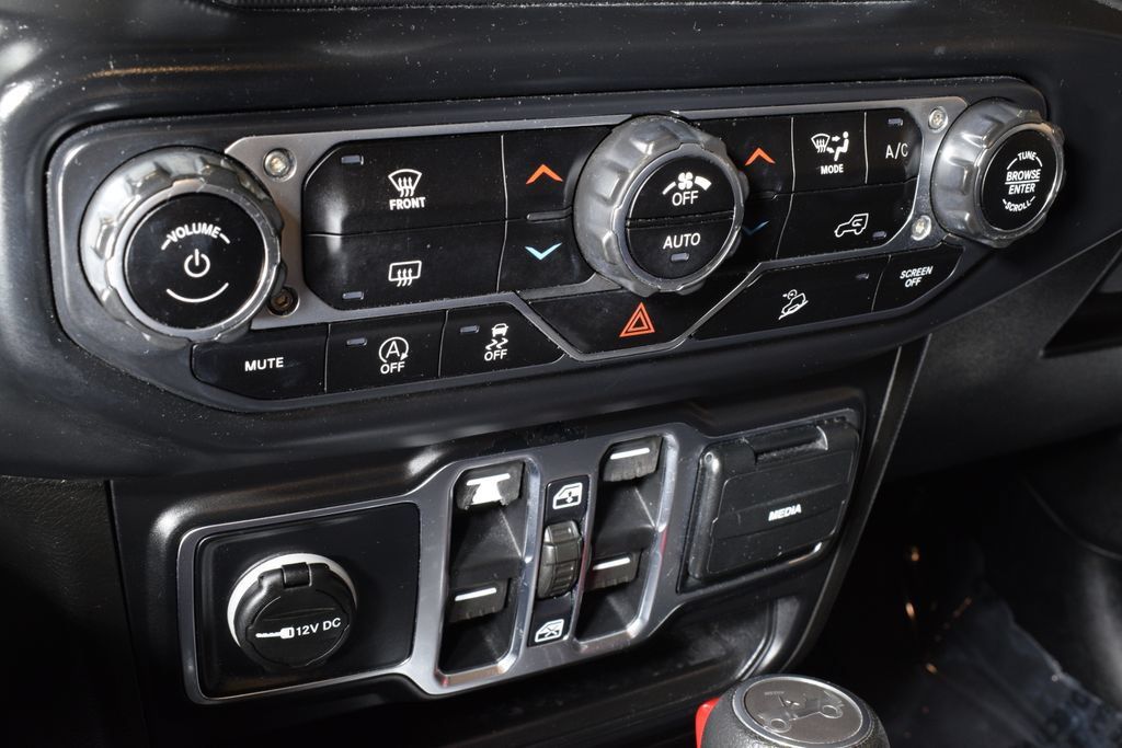 Used 2020 Jeep Wrangler Unlimited Sahara w/ Uconnect 4C Nav & Sound Group AWD/4WD image 24