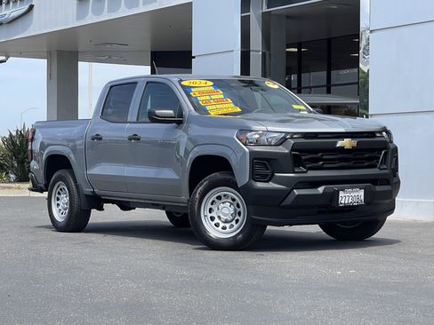 Used 2024 Chevrolet Colorado W/T RWD image 2