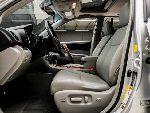 Used 2010 Toyota Highlander Limited FWD image 3