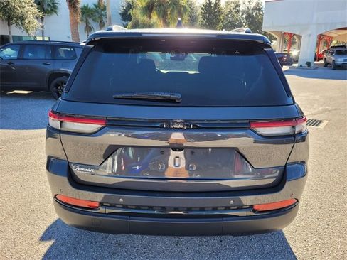 Used 2025 Jeep Grand Cherokee Altitude image 10