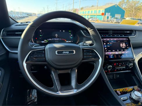 Used 2024 Jeep Grand Cherokee Overland w/ Luxury Tech Group IV image 16