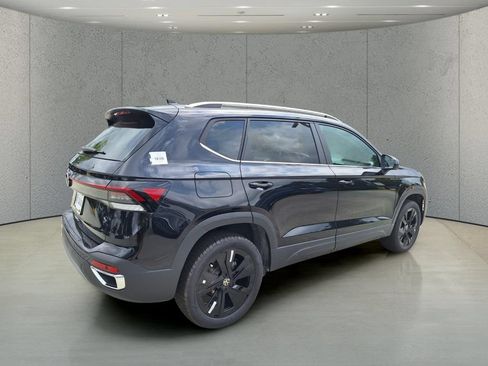 New 2026 Volkswagen Taos SE FWD image 5